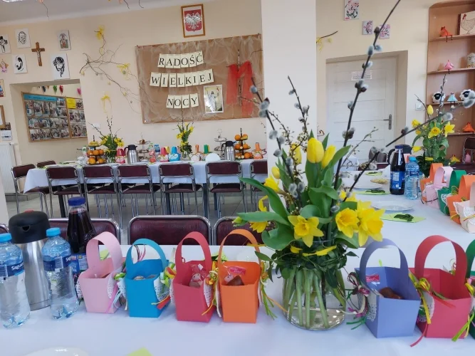 Podopieczni Dziennego Domu SENIOR+ w Jędrzejowie wspólnie celebrują Wielkanocc i inne ważne święta