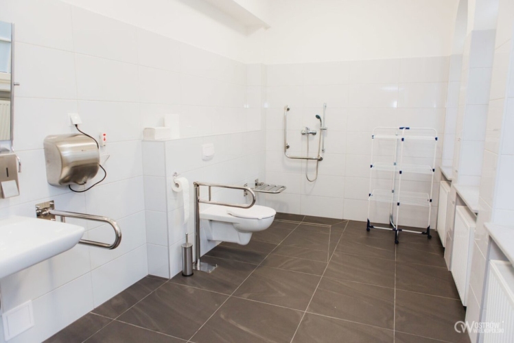 Dzienny Dom SENIOR+ w Ostrowie Wielkopolskim (Raszkowska) - łazienki  i inne pomieszcczenia dostosowane są do osób niepełnosprawnych