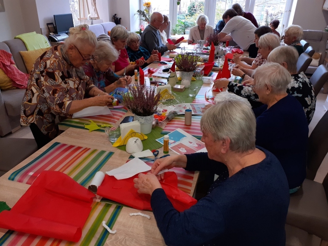 Dzienny Dom Pobytu SENIOR+ w Trzebnicy posiada w swojej ofercie różne rodzaje zajęć, w tym zajęcia plastyczne