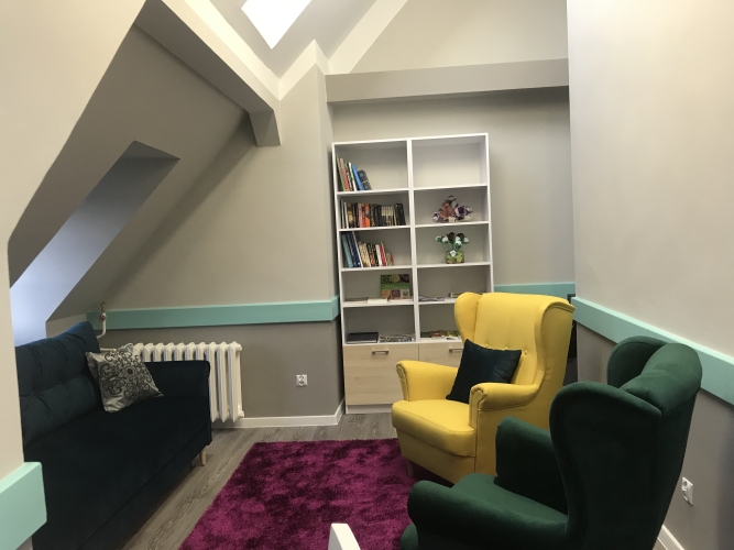 Na uczestników Dziennego Domu SENIOR+ w Ciechanowie czeka też orzytulny kącik czytelniczy