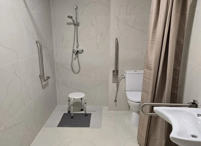Łazienki i inne pomieszczenia w Rezydencji Seniora Rubin w Grzybowie są dostosowane dla potrzeb osób niepełnosprawnych