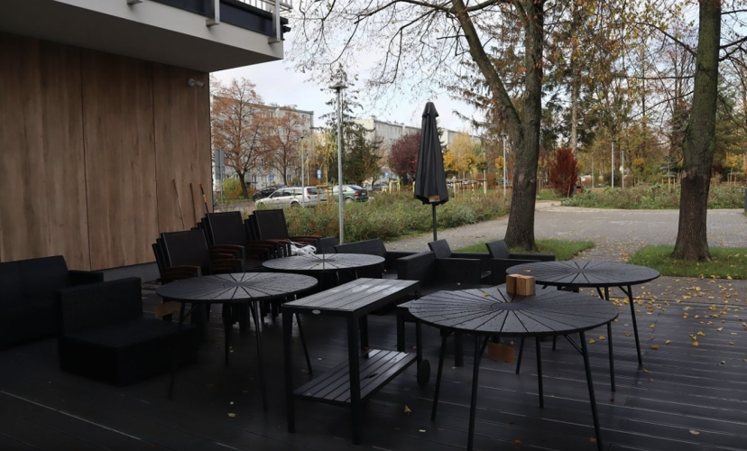 Przed budynkiem ośrodka Przystań Pod Klonami w Piasecznie znajduje się taras i teren rekreacyjny