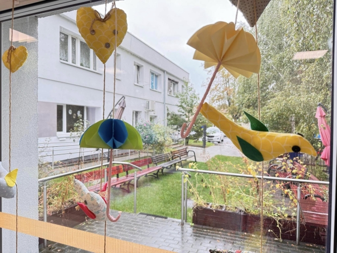 Dzienny Dom SENIOR+ w Gostyniu - teren rekreacyjny przed budynkiem jest do dyspozycji seniorów 