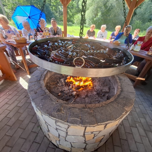 Podopieczni Dziennego Domu Seniora w Gorlicach chętnie biorą udział w imprezach integracyjnych również tych na świezym powietrzu 