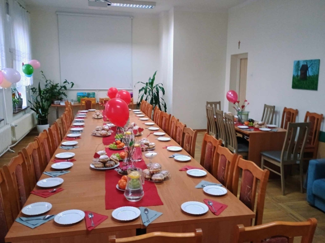 Dzienny Dom SENIOR+ w Olsztynku - uczestnicy chętnie spędzają czas razem , na przykład świętując swoje imieniny