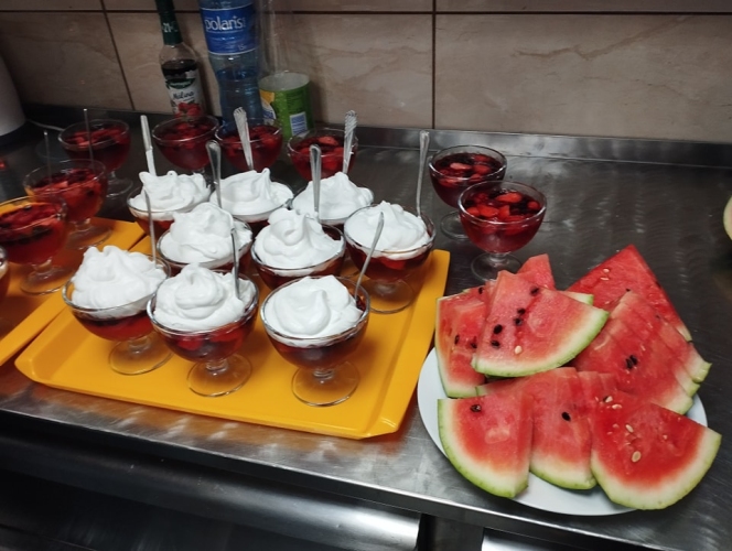 Dom Dziennego Pobytu „Bursztynowy Senior" w Inowrocławiu - poza śniadaniem i obiadem seniorzy mogą liczyć też na słodki poczęstunek