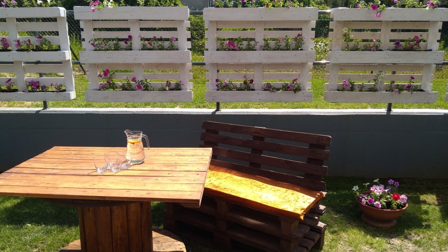 Dzienny Dom SENIOR+ w Myślenicach - ogródek przed domem jest do dyspozycji seniorów