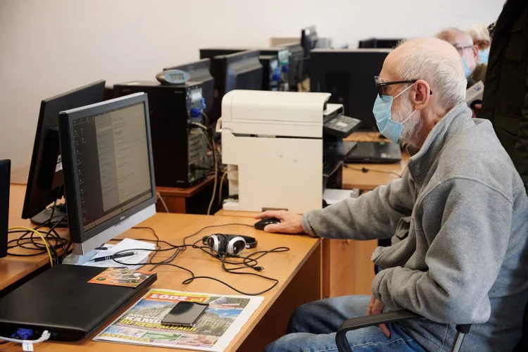 Dom Dziennego Pobytu SENIOR+ w Łodzi oferuje swoim podopiecznym różne formy aktywności, w tym zajęcia komputerowe