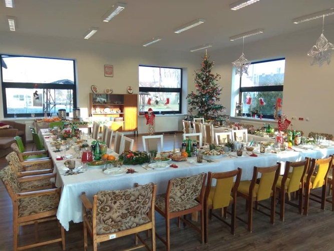 Sala ogólna w Dziennym Domu ENIOR+ w Dobrym Mieście pełni też funkcję świetlicy i miejsca spotkań