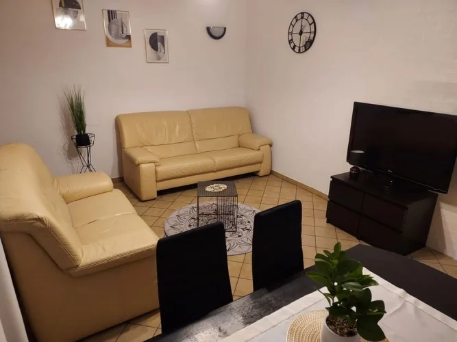 Podopieczni Domu Seniora Przyjaźń w Wejherowie spędzają czas we wspólnym salonie