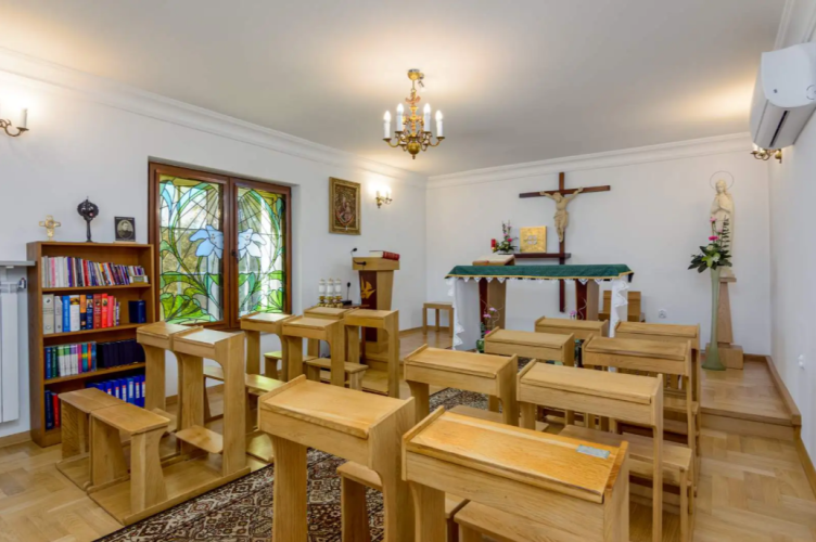 Domu Artystów Weteranów Scen Polskich w Skolimowie zapewnia swoim podopiecznym dostęp do kaplicy i opiekę duszpasterską