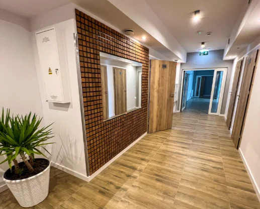 Wnętrza Domu Seniora Nad Rozlewiskiem w Nieporęcie zostały tak zaprojektowane, by poruszanie się po obiekcie nie sprawiało nikomu problemów