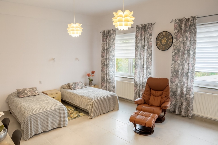 Eleganckie i komfortowo wyposażone pokoje to jeden z atutów Domu Opieki CareLife MedCenter w Świebodzicach