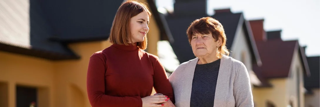 starsza osoba z młodszą opiekunką