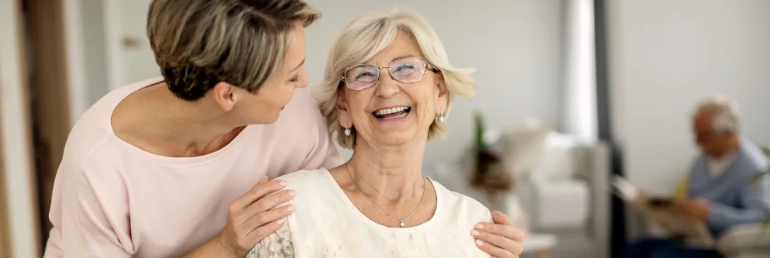 uśmiechnięta seniorka