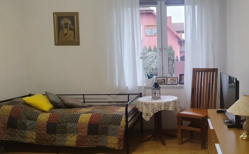Jeden z pokoi pensjonariuszy w Domu Seniora Niebieskie Migdały w Warszówku