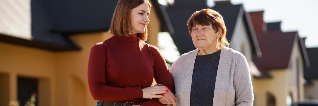 starsza-kobieta-z-pomoca