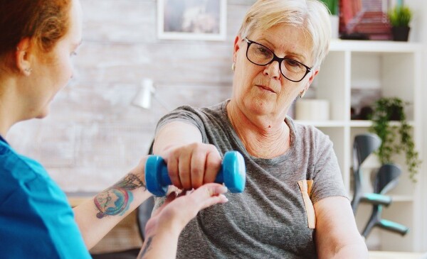 starsza-kobieta-na-rehabilitacji