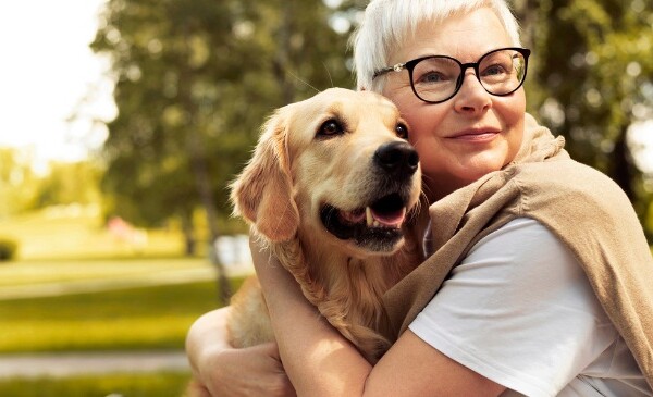 seniorka-z-psem
