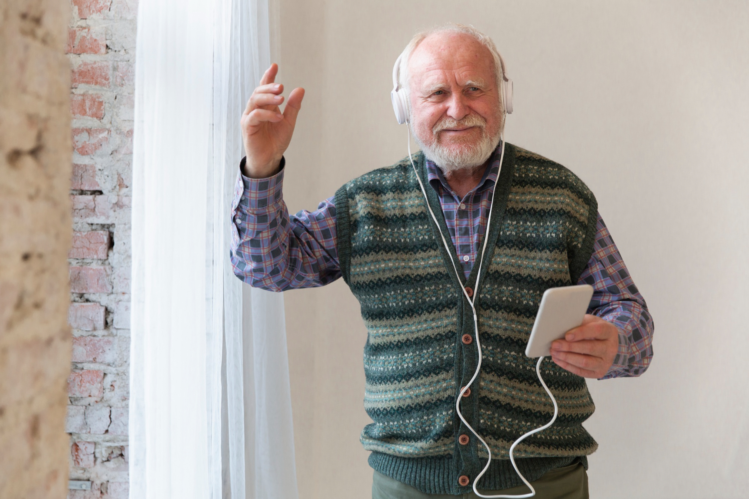 senior ze słuchawkami 