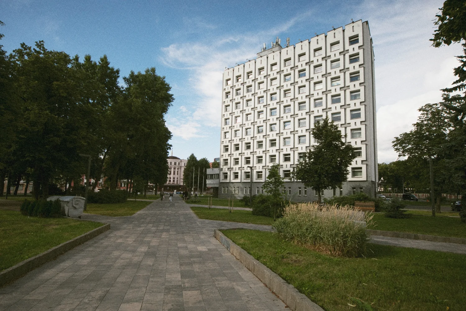 w tle budynek, na pierwszym planie prowadząca do niego scieżka