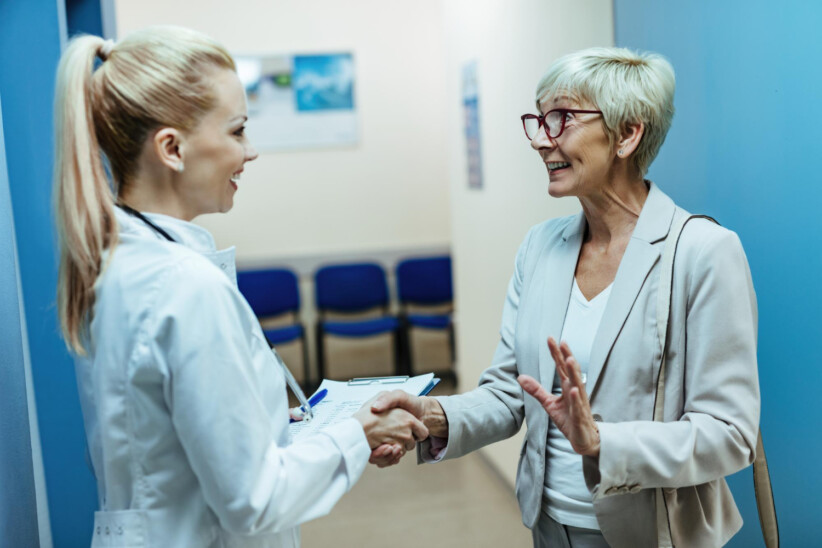 Seniorka rozmawia z lekarzem