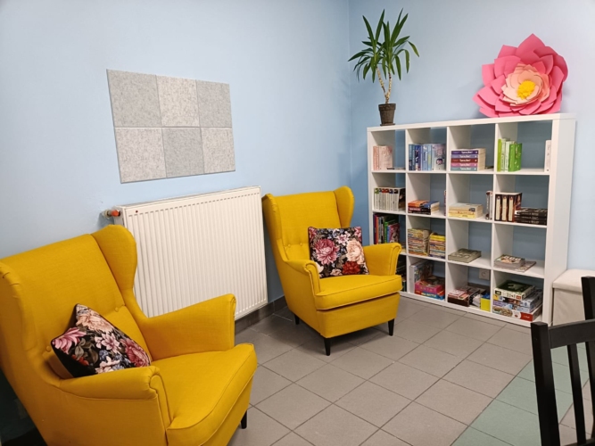 Kącik czytelniczy w Dziennym Domu Opieki "Serce na dłoni" w Tychach