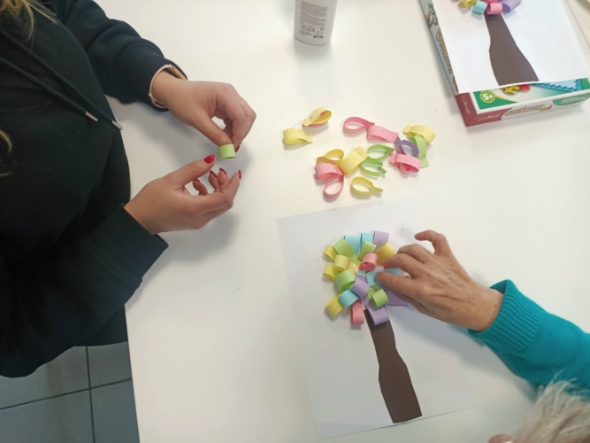 Podopieczni Dziennego Domu Opieki "Serce na dłoni" w Tychach biorą udział w różnego rodzaju zajęciach