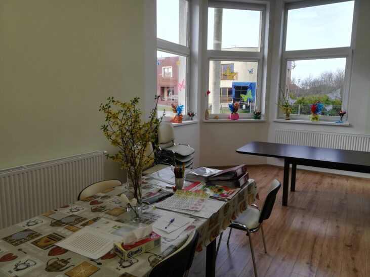 świetlica w Dziennym Domu Pobytu w Mroczy to miejsce, gdzie odbywają się warsztaty, spotkania integracyjne i zajęcia terapeutyczne