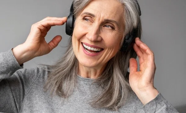seniorka słuchająca audiobooka