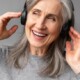 seniorka słuchająca audiobooka