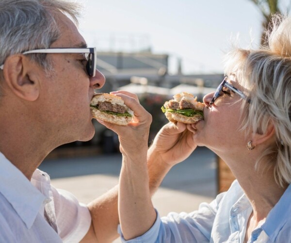 senior w burgerowni
