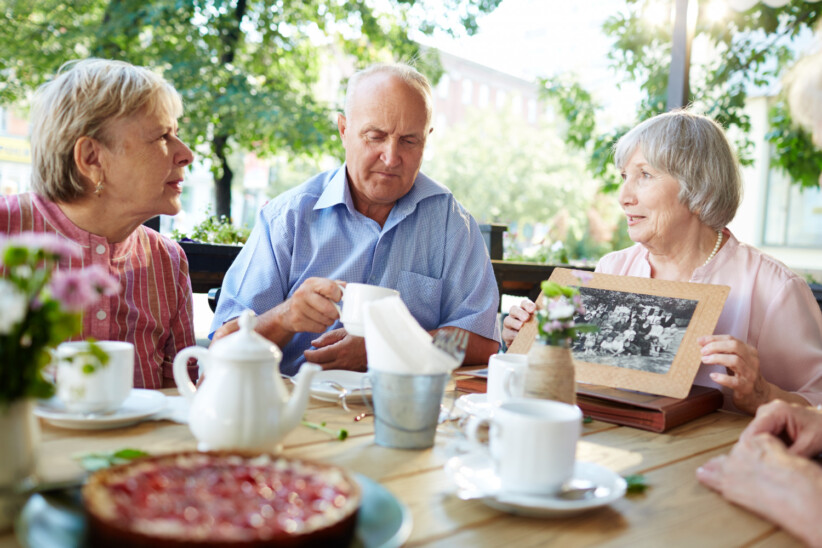 grupa seniorów razem spędza czas