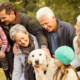 seniorzy z rodziną i psem