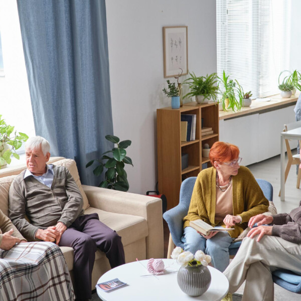 grupa seniorów w salonie
