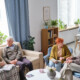 grupa seniorów w salonie
