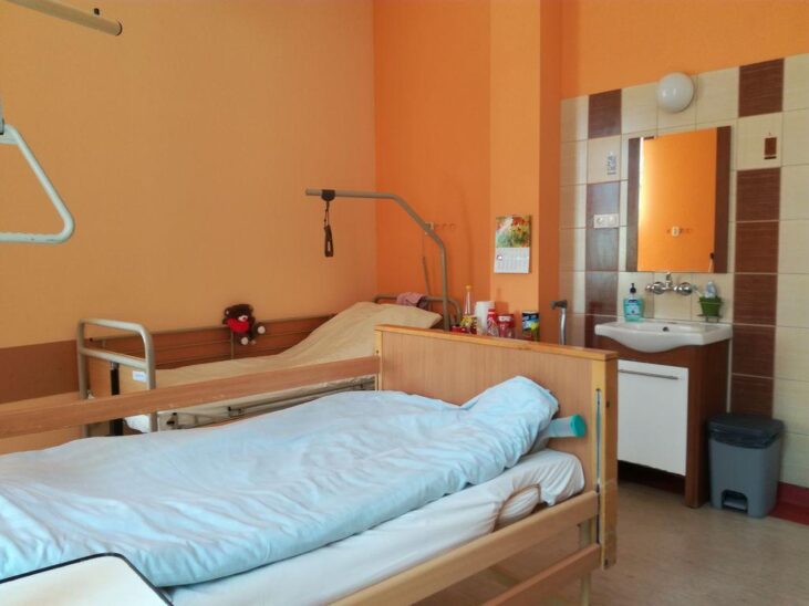 Pokoje w Domu Opieki Słoneczniki w Obornikach Śląskich są wyposazone w łóżka rehabilitacyjne i kącik sanitarny
