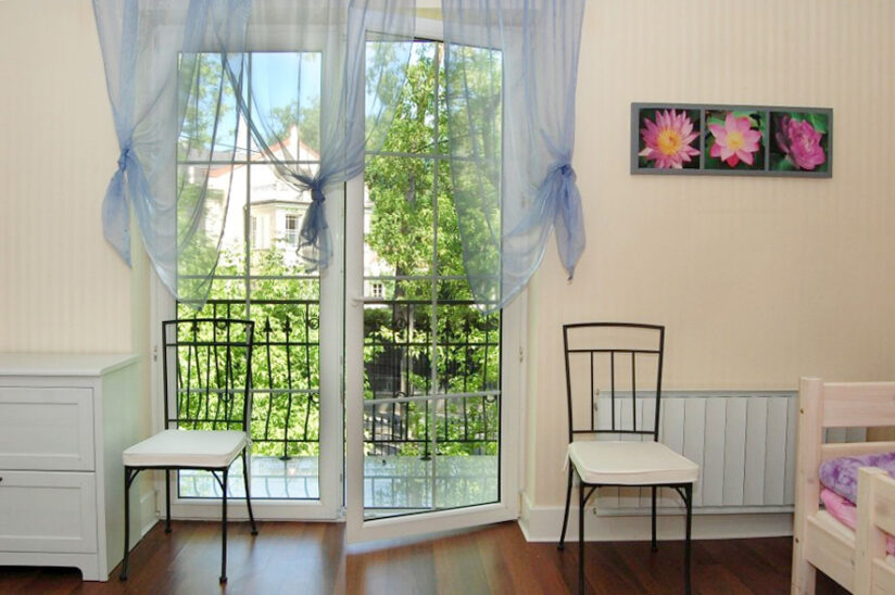 Część pokoi w Domu Seniora ECODOS w Konstancinie-Jeziornie posiada prywatne balkony