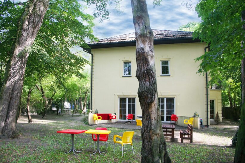 Domu Seniora ECODOS w Konstancinie-Jeziornie i ogród przed domem