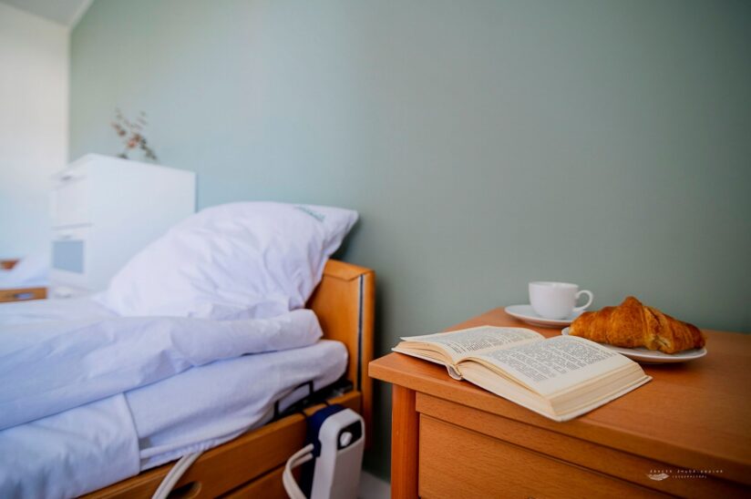 Pokoje w Domu Opieki Medycznej AKACJA w Natalinie są komfortowo wyposażone 