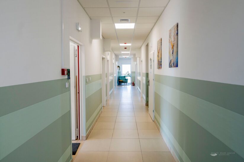 Dom Opieki Medycznej AKACJA w Natalinie - szerokie korytarze umożliwiają sprawne poruszanie się osobom na wózkach inwalidzkich