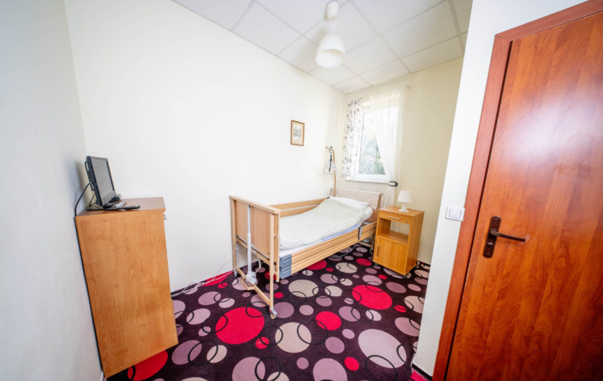 Jeden z pokoi 1-osobowych w Domu Opieki RADOŚĆ w Konstantynowie Łódzkim