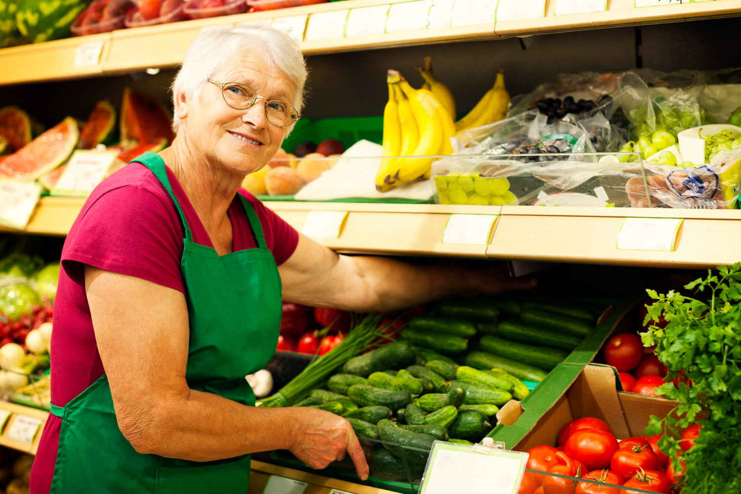 starsza pani pracująca w sklepie spożywczym