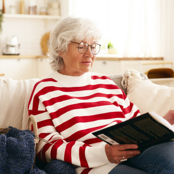 starsza kobieta czytająca książkę
