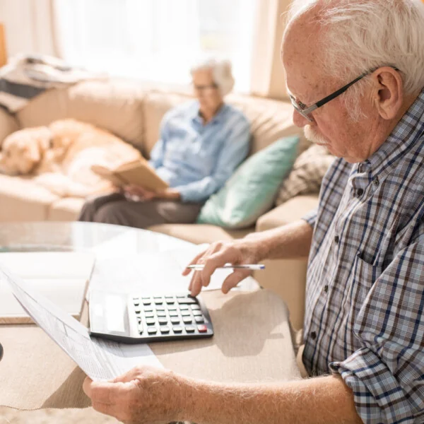 senior liczy na kalkulatorze