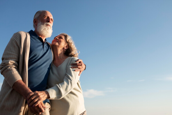 seniorzy na tle nieba