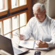 starszy pan korzysta z laptopa