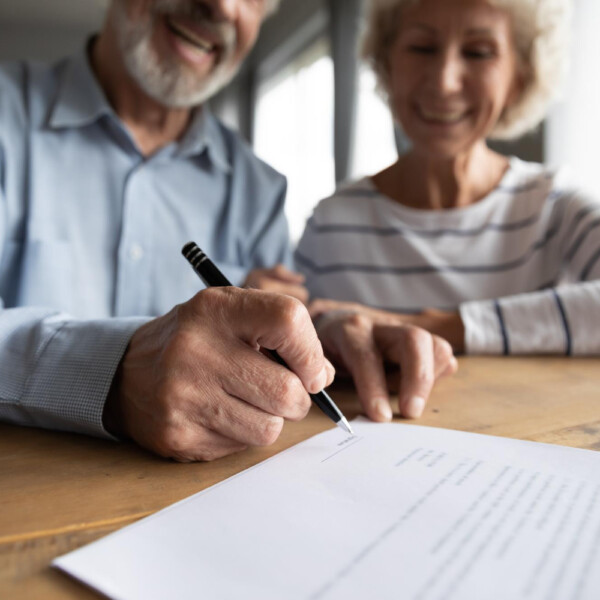 seniorzy wypełniający wniosek