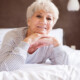 starsza kobieta na łóżku w sanatorium