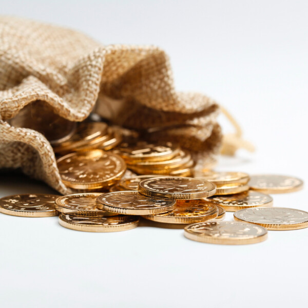Złote monety wysypujące się z worka.